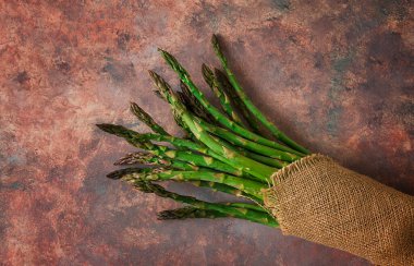 Bir buket taze kuşkonmaz, soyut bir arka planda, üst manzara, kırsal, insan yok.