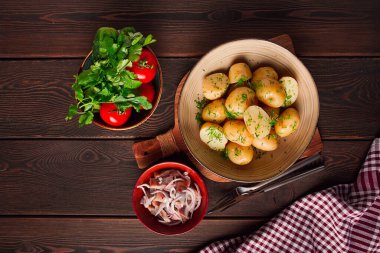 Taze pişmiş, taze patates, dereotlu, ahşap bir masada, seçici bir odak noktası. yakın çekim, tonlama, insan yok,