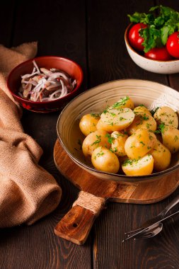 Taze pişmiş, taze patates, dereotlu, ahşap bir masada, seçici bir odak noktası. yakın çekim, tonlama, insan yok,