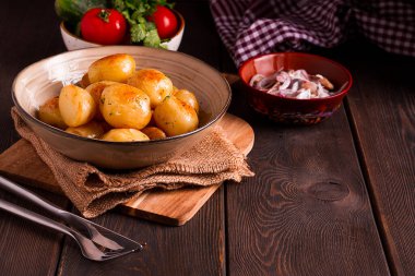 Taze pişmiş, taze patates, dereotlu, ahşap bir masada, seçici bir odak noktası. yakın çekim, tonlama, insan yok,