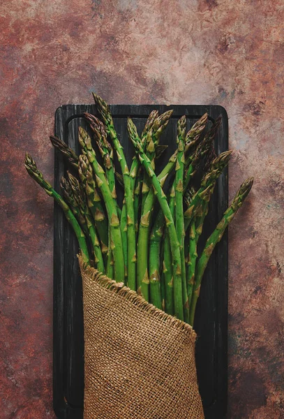 Bir buket taze kuşkonmaz, soyut bir arka planda, üst manzara, kırsal, insan yok.