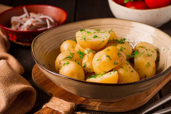 Taze Pişmiş Taze Patates Dereotlu Ahşap Bir Masada Seçici Bir — Stok fotoğraf