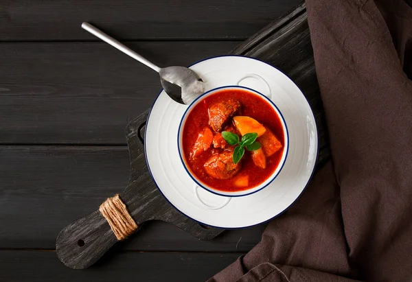 Gulasz Ziemniakami Sosie Pomidorowym Przyprawami Ziołami Zbliżenie Bez Ludzi Czarnym — Zdjęcie stockowe