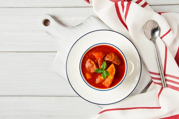 Ziemniaki Duszone Mięsem Sosie Pomidorowym Przyprawami Ziołami Bez Ludzi Białym — Zdjęcie stockowe