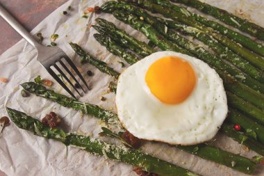ızgara kuşkonmaz, kızarmış yumurta, baharat ve otlar, parmesan peyniri, kağıt üzerinde, üst manzara, kırsal, insan yok.