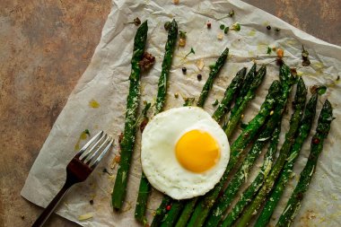 ızgara kuşkonmaz, kızarmış yumurta, baharat ve otlar, parmesan peyniri, kağıt üzerinde, üst manzara, kırsal, insan yok.