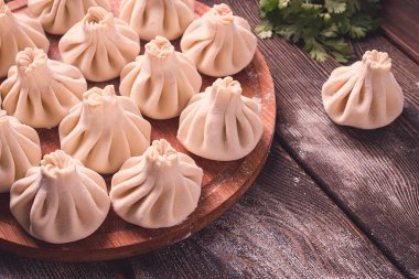 Çiğ khinkali, geleneksel Gürcü yemeği, ahşap bir masada, seçici odaklı, kırsal, insan yok.