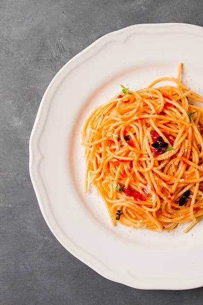 Domates soslu ve peynirli makarna, İtalyan geleneksel yemeği, yakın plan, insan yok.,