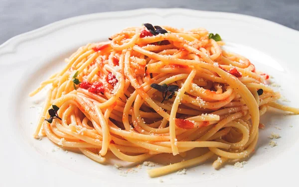 Domates soslu ve peynirli makarna, İtalyan geleneksel yemeği, yakın plan, insan yok.,