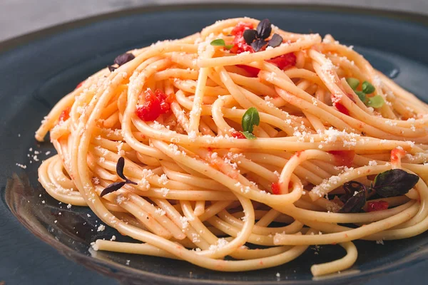 Domates soslu ve peynirli makarna, İtalyan geleneksel yemeği, yakın plan, insan yok.,