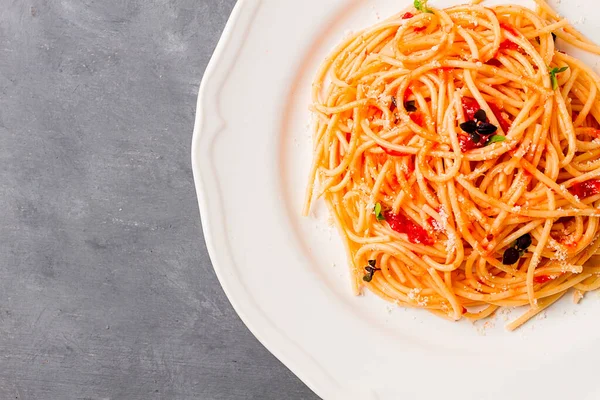 配上番茄酱和奶酪的意大利面 意大利传统菜肴 没有人 — 图库照片