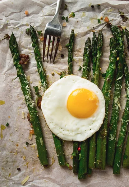 ızgara kuşkonmaz, kızarmış yumurta, baharat ve otlar, parmesan peyniri, kağıt üzerinde, üst manzara, kırsal, insan yok.