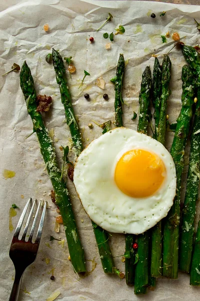 ızgara kuşkonmaz, kızarmış yumurta, baharat ve otlar, parmesan peyniri, kağıt üzerinde, üst manzara, kırsal, insan yok.