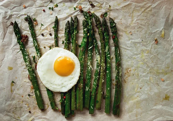 ızgara kuşkonmaz, kızarmış yumurta, baharat ve otlar, parmesan peyniri, kağıt üzerinde, üst manzara, kırsal, insan yok.