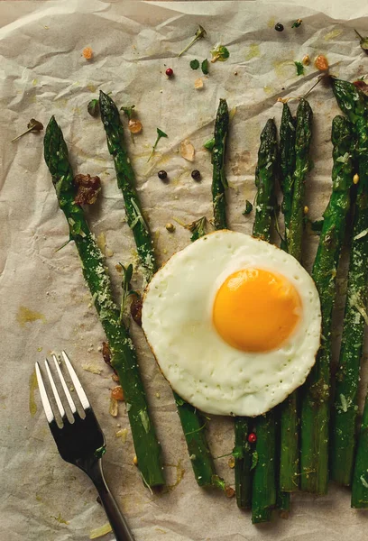 ızgara kuşkonmaz, kızarmış yumurta, baharat ve otlar, parmesan peyniri, kağıt üzerinde, üst manzara, kırsal, insan yok.