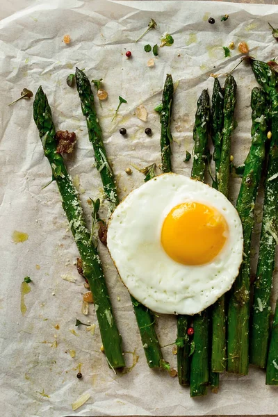 ızgara kuşkonmaz, kızarmış yumurta, baharat ve otlar, parmesan peyniri, kağıt üzerinde, üst manzara, kırsal, insan yok.