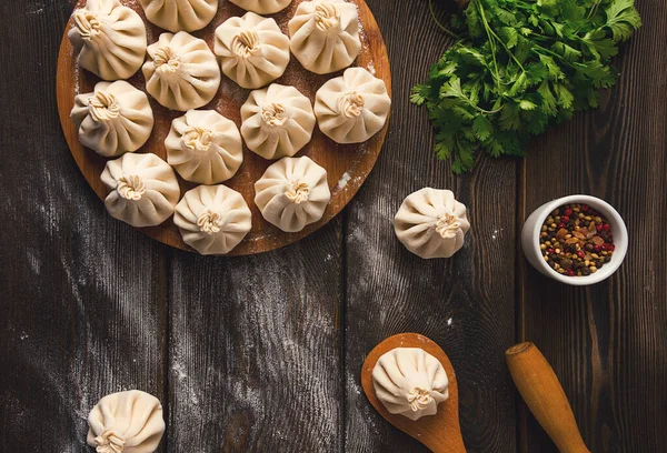 Çiğ khinkali, geleneksel Gürcü yemeği, ahşap bir masada, seçici odaklı, kırsal, insan yok.