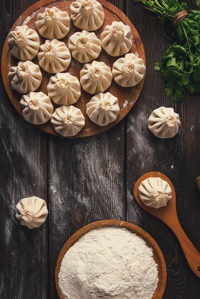 Çiğ khinkali, geleneksel Gürcü yemeği, ahşap bir masada, seçici odaklı, kırsal, insan yok.