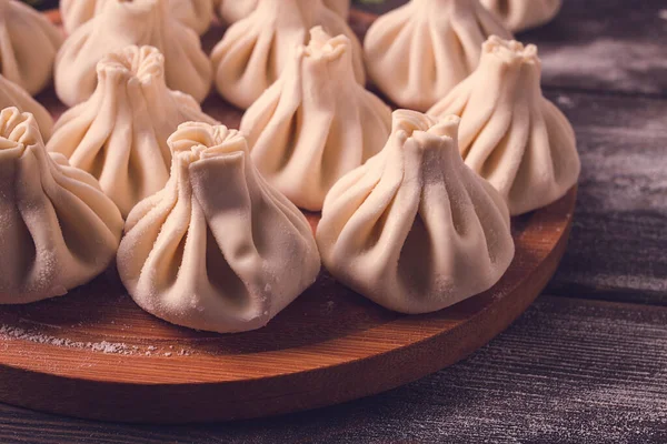 Çiğ khinkali, geleneksel Gürcü yemeği, ahşap bir masada, seçici odaklı, kırsal, insan yok.