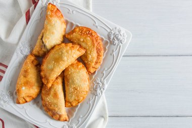 Kızarmış cheburekler, yakın plan, arka planda kimse yok.,