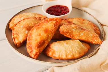 Kızarmış cheburekler, yakın plan, arka planda kimse yok.,