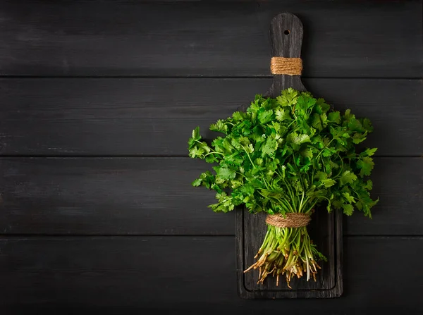 Bündel Frischer Cilantro Auf Einem Grauen Holztisch Großaufnahme Draufsicht Keine — Stockfoto