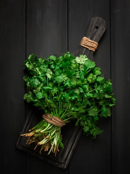 Bündel Frischer Cilantro Auf Einem Grauen Holztisch Großaufnahme Draufsicht Keine — Stockfoto