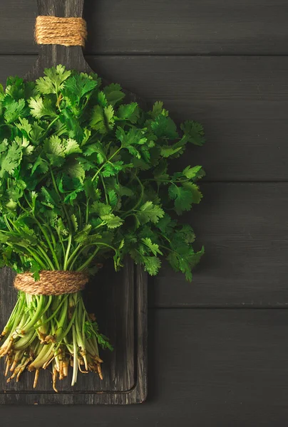 Bündel Frischer Cilantro Auf Einem Grauen Holztisch Großaufnahme Draufsicht Keine — Stockfoto