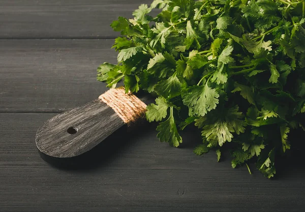 Bündel Frischer Cilantro Auf Einem Grauen Holztisch Großaufnahme Draufsicht Keine — Stockfoto