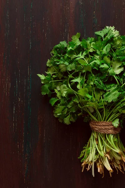 Bündel Frischer Cilantro Auf Einem Braunen Holztisch Großaufnahme Draufsicht Keine — Stockfoto