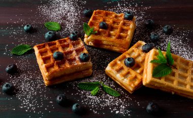 Yaban mersinli Viyana waffleları, koyu bir arka planda, kahvaltı, insan yok, seçici odaklanma,