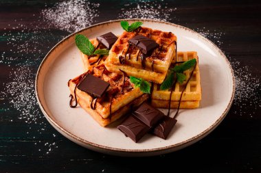 Viyana waffleları, çikolatalı, kahvaltılı, koyu bir arka planda, insan yok, seçici odak, waffle, tatlı, çikolata, nane,