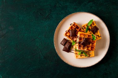 Viyana waffleları, çikolatalı, kahvaltılı, koyu bir arka planda, insan yok, seçici odak, waffle, tatlı, çikolata, nane,