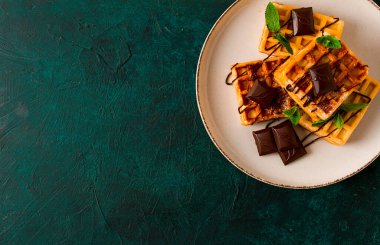 Viyana waffleları, çikolatalı, kahvaltılı, koyu bir arka planda, insan yok, seçici odak, waffle, tatlı, çikolata, nane,