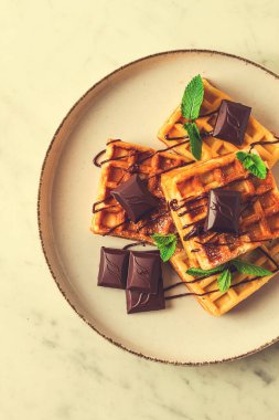 Viyana waffleları, çikolata, kahvaltı, bej arka planda, insan yok, seçici odak, waffle, tatlı, çikolata, nane,