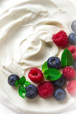 Kahvaltı, taze böğürtlenli yoğurt, ahududu ve yaban mersini, beyaz arka planda, seçici odak, insan yok, sağlıklı yiyecek.,