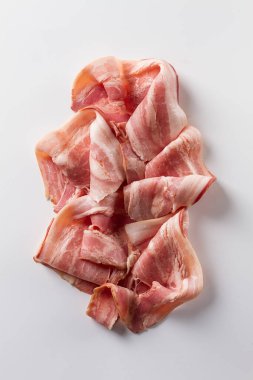 Çiğ pastırma, dilimlenmiş, beyaz arka planda, yakın plan.,