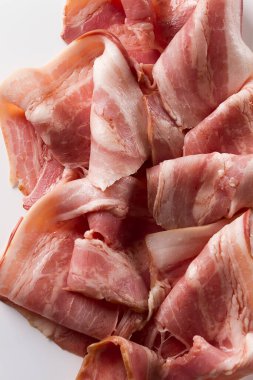 Çiğ pastırma, dilimlenmiş, beyaz arka planda, yakın plan.,
