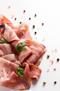 Çiğ pastırma, dilimlenmiş, mikro yeşil ve baharatlı, beyaz arka planda, yakın plan.,