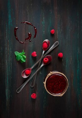 Ahududu reçeli, koyu ahşap arka planda, üst görünümde, seçici odak, gıda konsepti, insan yok.