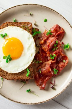 Kahvaltı, domuz pastırmalı sahanda yumurta, mikro yeşil, açık arka planda, insan yok, seçici odaklı.,