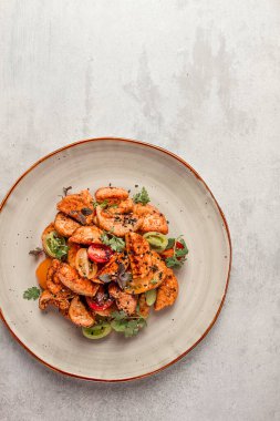 Salata, hamurda çıtır patlıcan, kiraz, susam tohumu, zeytinyağı, ev yapımı, insan yok.,