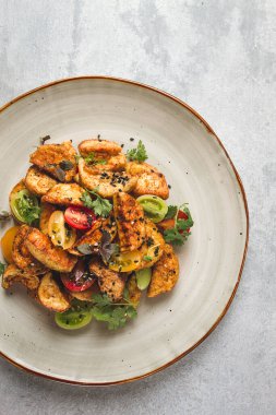 Salata, hamurda çıtır patlıcan, kiraz, susam tohumu, zeytinyağı, ev yapımı, insan yok.,