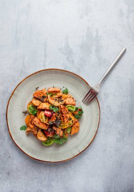 Salata, hamurda çıtır patlıcan, kiraz, susam tohumu, zeytinyağı, ev yapımı, insan yok.,