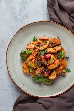 Salata, hamurda çıtır patlıcan, kiraz, susam tohumu, zeytinyağı, ev yapımı, insan yok.,