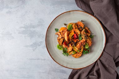 Salata, hamurda çıtır patlıcan, kiraz, susam tohumu, zeytinyağı, ev yapımı, insan yok.,