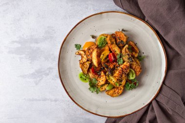 Salata, hamurda çıtır patlıcan, kiraz, susam tohumu, zeytinyağı, ev yapımı, insan yok.,