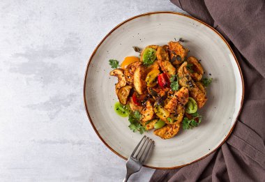 Salata, hamurda çıtır patlıcan, kiraz, susam tohumu, zeytinyağı, ev yapımı, insan yok.,