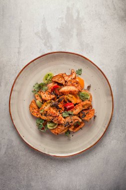 Salata, hamurda çıtır patlıcan, kiraz, susam tohumu, zeytinyağı, ev yapımı, insan yok.,