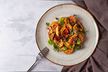 Salata, hamurda çıtır patlıcan, kiraz, susam tohumu, zeytinyağı, ev yapımı, insan yok.,